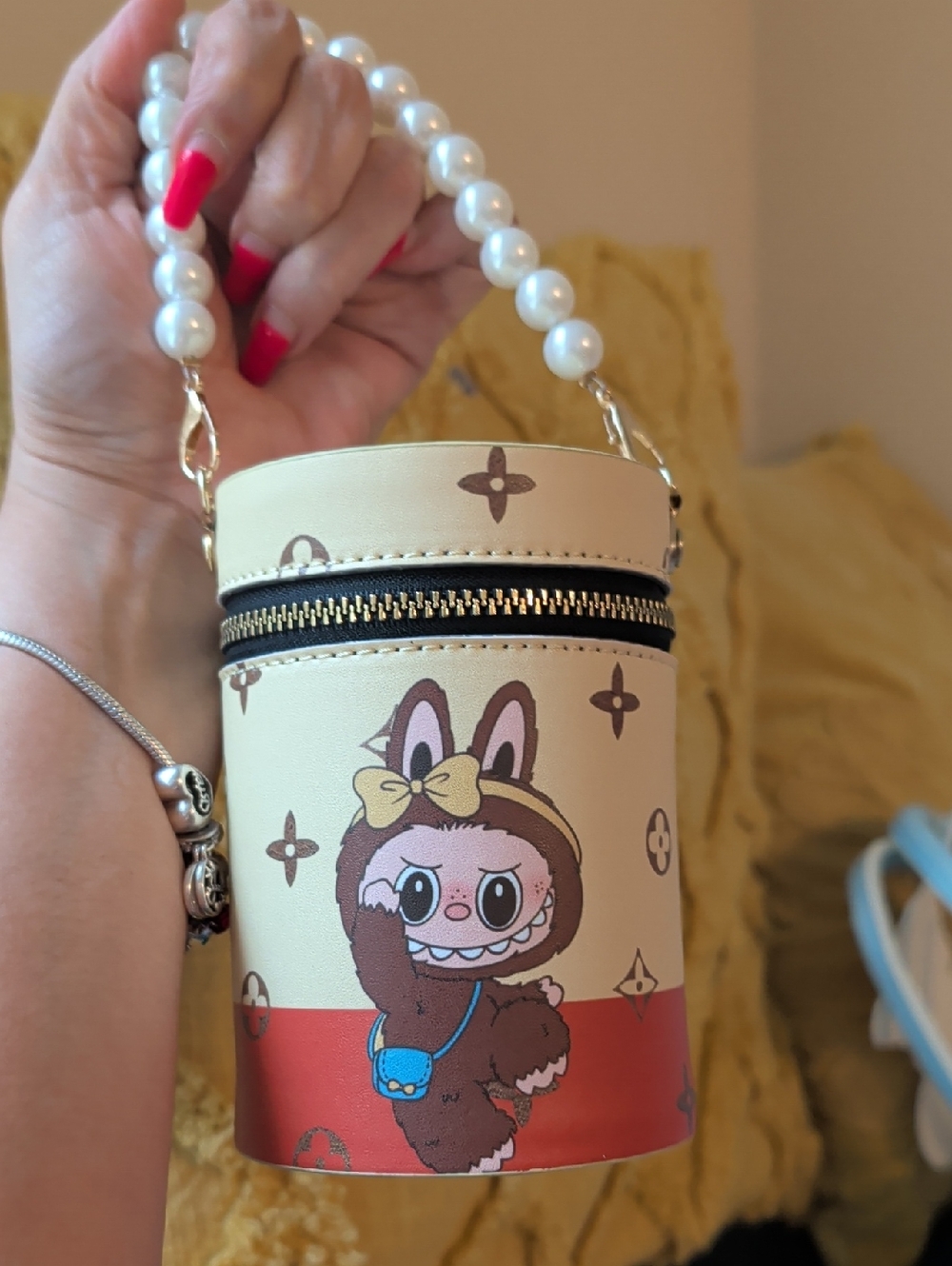 Red Character Cylinder Bag with Pearl Handle And 18 Liplosses